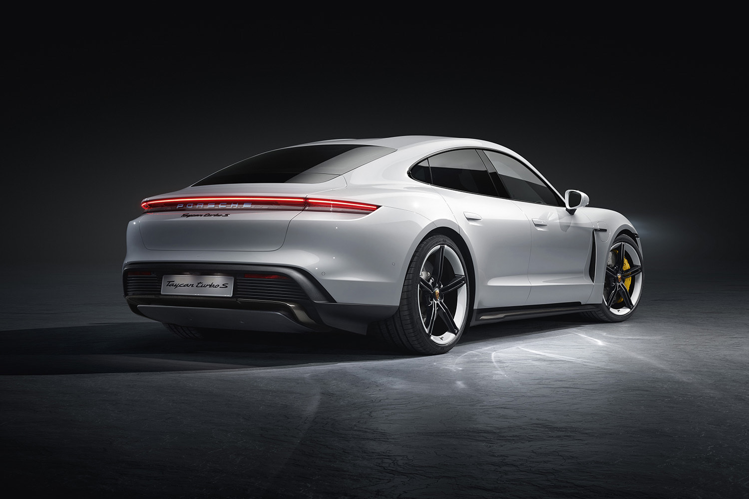 Porsche официально представила свой первый электрокар Taycan